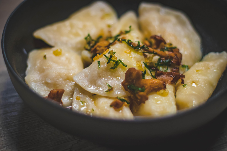 Varsóvia: Jantar tradicional de Pierogi com cerveja