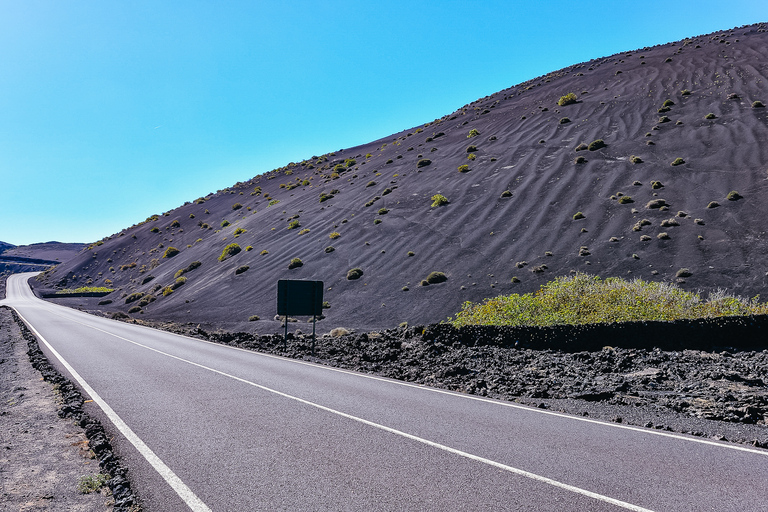 Lanzarote : volcans de Timanfaya, grottes et déjeunerDécouverte de Lanzarote, visite guidée en bus