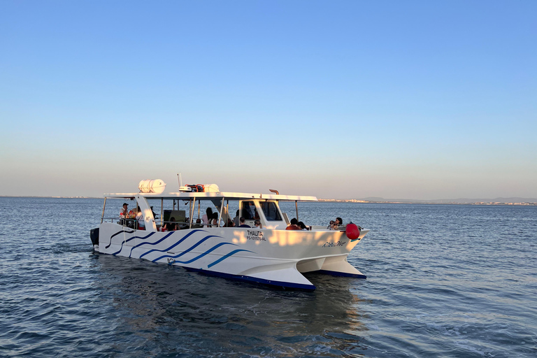 Lisbonne : Fête au coucher du soleil sur un catamaran avec OPEN BAR et musiqueSoirée au coucher du soleil sur le catamaran + OPEN BAR