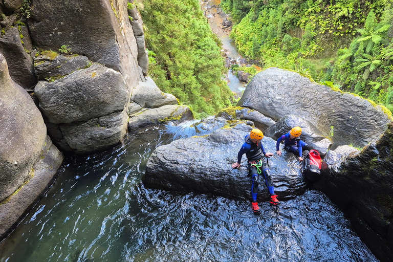 Canyoning en hauteur : circuit de canyoning de niveau moyen à élevéCanyoning de haut niveau : circuit de canyoning de niveau moyen à élevé
