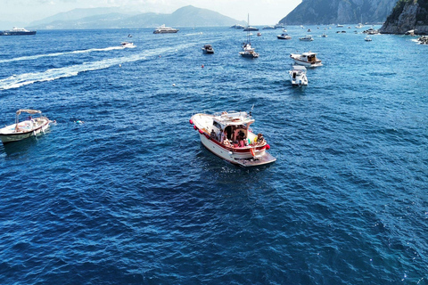 Sorrento: Passeio de barco partilhado em Capri com snorkeling e diversão!