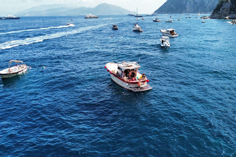 Sorrento: Passeio de barco partilhado em Capri com snorkeling e diversão!