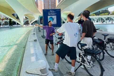 Valencia: Historic Center and City of Arts Guided Bike Tour Small Group in French