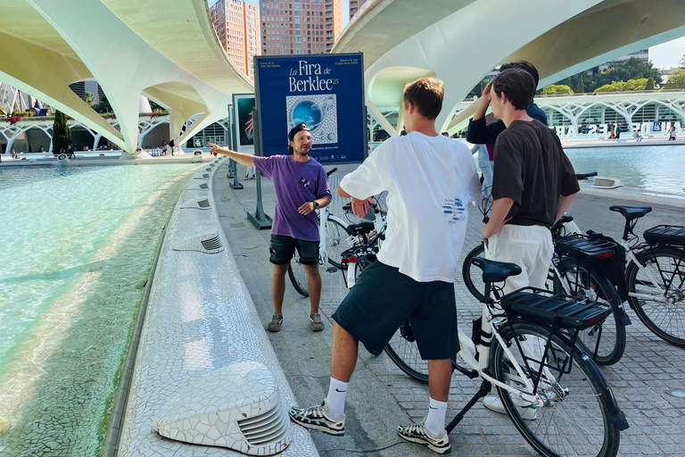 Valencia: Historic Center and City of Arts Guided Bike Tour Small Group in French