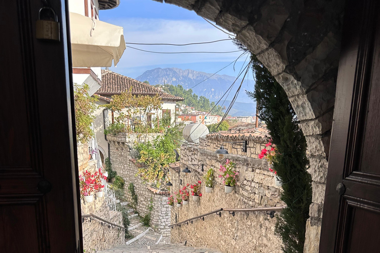 Déjeuner/dîner traditionnel avec vue panoramique à BeratDéjeuner traditionnel 12:45 avec vue panoramique à Berat