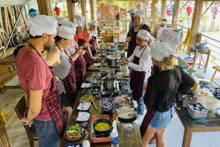 Clase de Cocina Vietnamita con una Familia Local en Hoi AnClase de Cocina con Mercado y Paseo en Barco