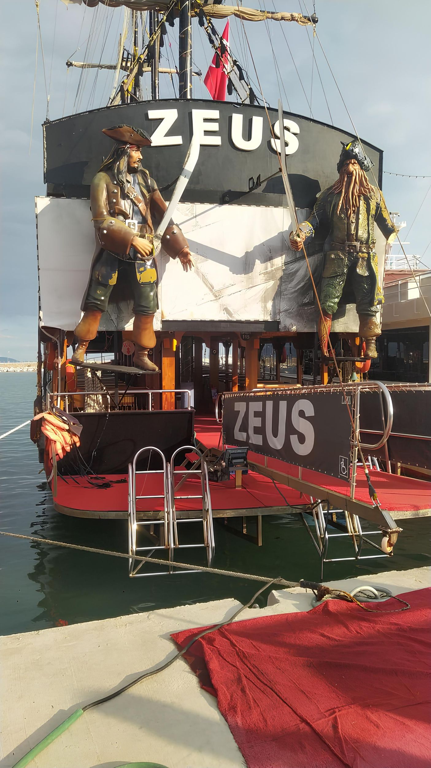 Alanya: Piratenschiff mit Getränken, Mittagessen und Transferoptionen