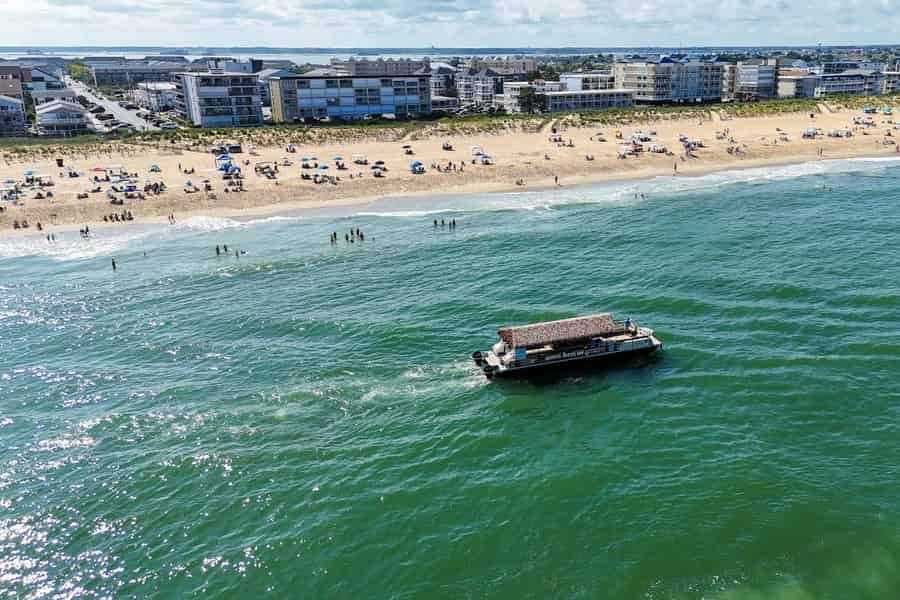 Ocean City: Tiki-Party-Bootsfahrt am Tag mit Bar an Bord. Foto: GetYourGuide