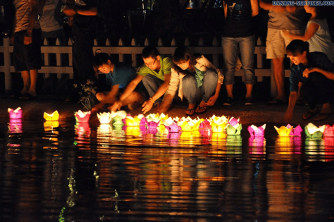 Visite de la ville de Hoi An - tour en bateau et lâcher de lanternes de fleursPartager la visite : Prise en charge à Da Nang