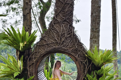 乌布猴林、梯田、秋千、寺庙和瀑布乌布猴林、水稻梯田、秋千、寺庙和瀑布