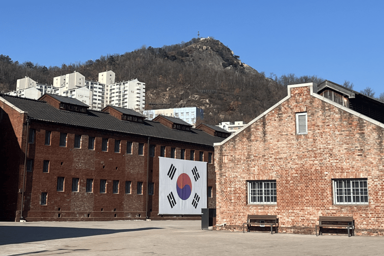 Sangre, Lágrimas e Independencia: Recorrido por la Oscura Historia Colonial de CoreaTour a pie en grupo, encuentro en la salida 5 de la estación de Dongnimmun 9:30 h