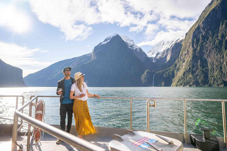 Tour di un giorno intero e crociera Premium nel Milford Sound