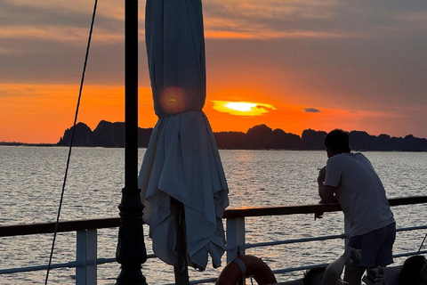 下龙湾豪华游轮一日旅行选项2：从河内老城区接客