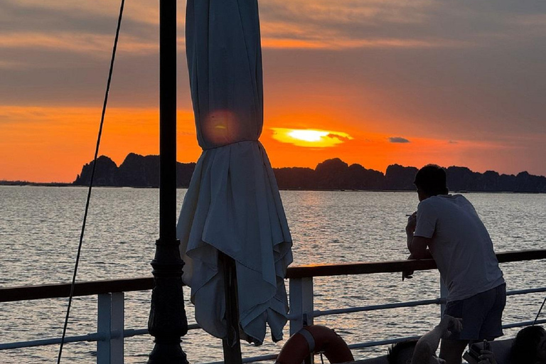 下龙湾豪华游轮一日旅行选项2：从河内老城区接客