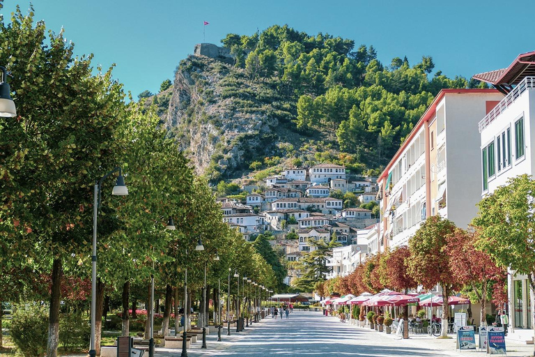 Au départ de Tirana et Durres : excursion à Berat et au lac Belshi