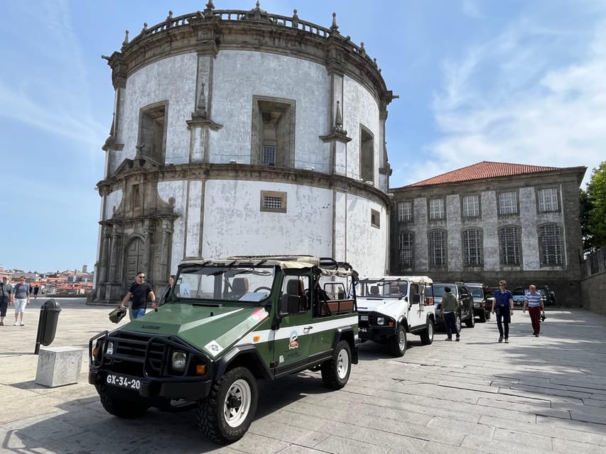 Jipe militar UMM português conversível de aventura histórica