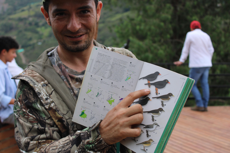 90 min de Monserrate: sabores do café, aves e cultura com guia localDescobre o encanto da Colômbia: Experiência de café e observação de aves perto de Bogotá