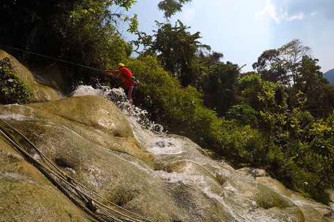 Genieße den Sticky Waterfall und den Chet Si Fountain National Park