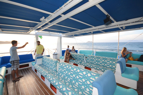 Armação dos Búzios: Catamaran cruise with DJ on board. Armação dos Búzios: Catamaran cruise with a DJ on board.