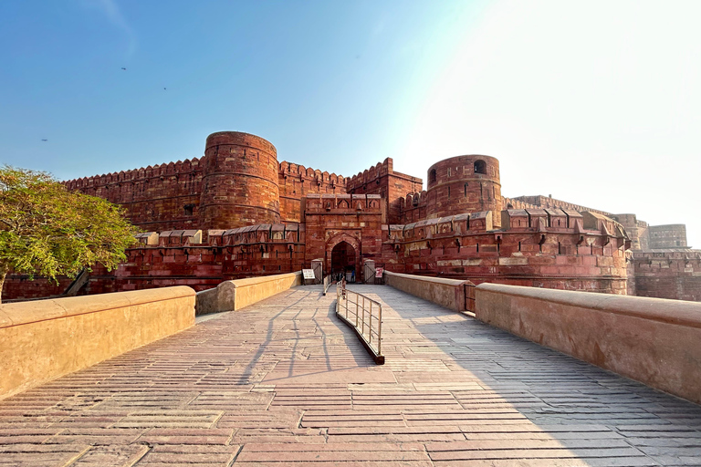 Excursion au lever du soleil à Agra en voiture, le même jour, à partir de DelhiTaxi + guide touristique + billet pour le Taj Mahal