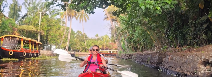 Excursion d'une journée en kayak dans un village au bord des eaux calmes du Kerala (Kainakary)