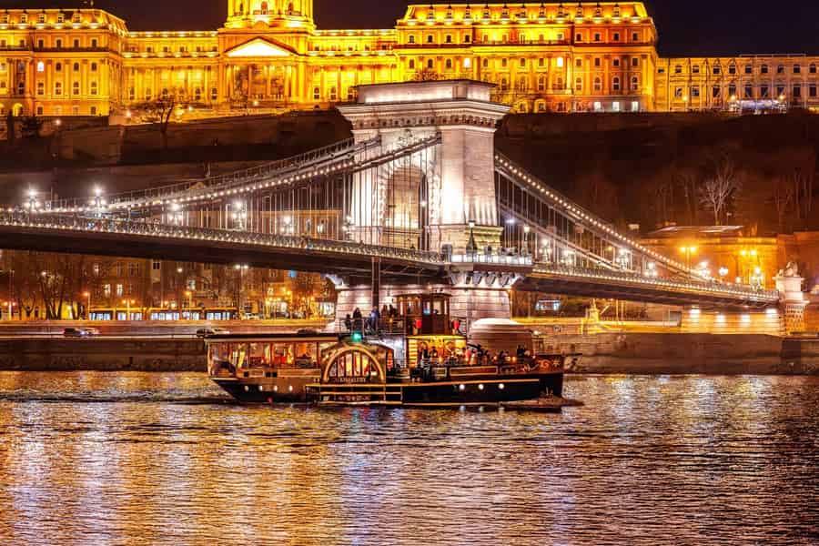 Budapest: Historische Bootsfahrt mit Begrüßungsgetränk. Foto: GetYourGuide