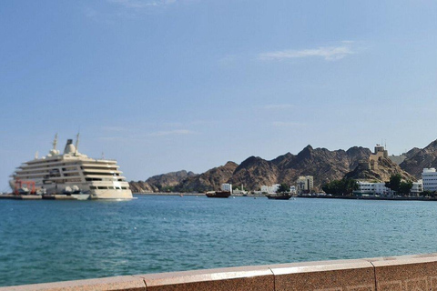 Oman: 5-Day Adventure Tour with Forts, Souqs & Mountains