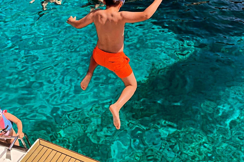 Bonifacio by sailboat 7h: Luxury, Relaxation and Sublime Landscapes Bonifacio by sailboat 7h: Luxury, Relaxation, and Sublime Landscapes