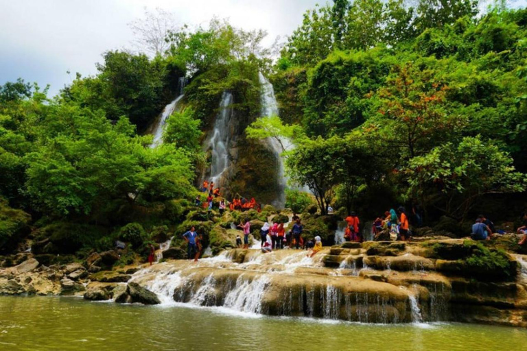 Yogyakarta ; grotte de Pindul, cascade de Srigetuk et forêt de pins.