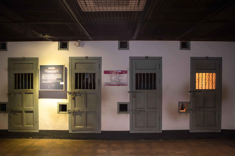 Sangre, Lágrimas e Independencia: Recorrido por la Oscura Historia Colonial de CoreaTour a pie en grupo, encuentro en la salida 5 de la estación de Dongnimmun 9:30 h