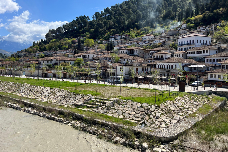 من تيرانا: بيرات، جيروكاستر، وكساميل، جولة لمدة يومين