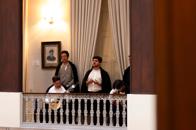 Porto: authentieke en traditionele studenten- en serenade-fadoPorto: Unieke studenten en serenade Fado van Coimbra Show