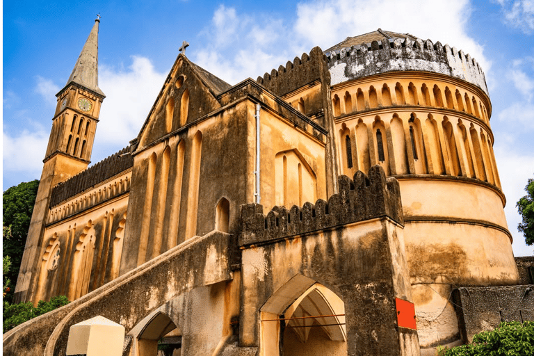Excursão a Stone Town e à Quinta das Especiarias com almoço tradicionalPasseio pela Cidade de Pedra e Fazenda de Especiarias com Almoço Tradicional