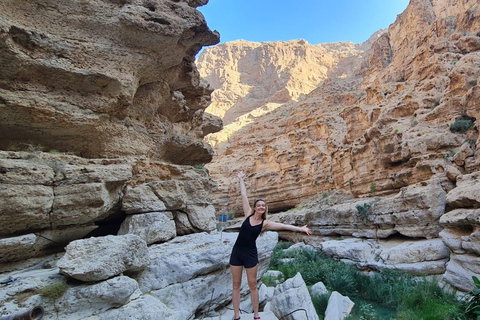 Da Muscat: Avventura a Wadi Shab, Sinkhole e Spiaggia delle Pinne
