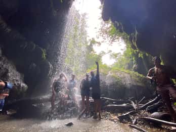 San Juan; Charco Azul og Cueva del Indio-eventyret