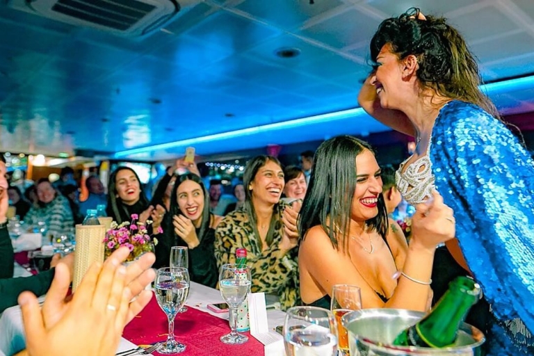 Istanbul: Dinner-Bootsfahrt auf dem Bosporus am AbendDinner-Fahrt mit unbegrenzt alkoholischen Getränken