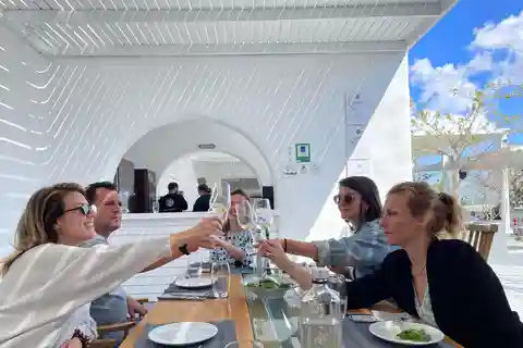 Santorini: Private Island Tour with Lunch at a Famous Winery