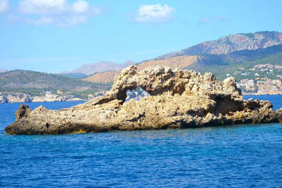 Mallorca: Küstenlinie und Malgrat Inseln Tour mit dem Katamaran. Foto: GetYourGuide
