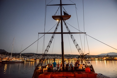 Rethymno: crucero al atardecer en un barco pirata de madera