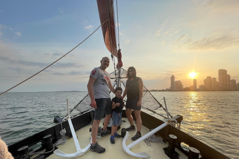 Cartagena, CO: Sunset Skyline Pirate Boat Tour met Open Bar