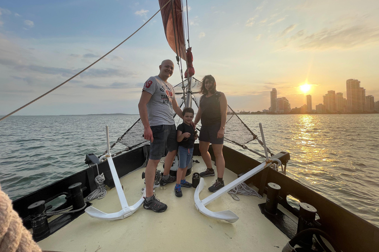 Cartagena: Piraten-Bootsfahrt bei Sonnenuntergang mit BarCartagena, CO: Sunset Skyline Pirate Bootstour mit Open Bar