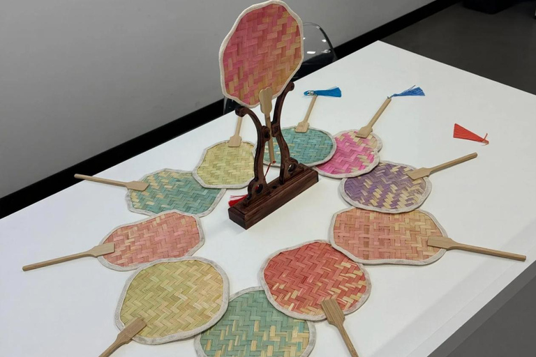Shanghai: Traditional Bamboo Weaving Fan Experience