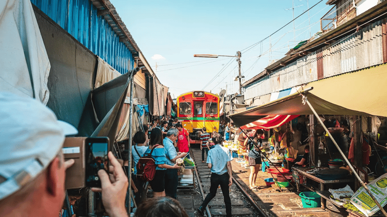 Bangkok: Mae-Klong-Zugfahrt & Bootstour zum schwimmenden Markt + Abholung