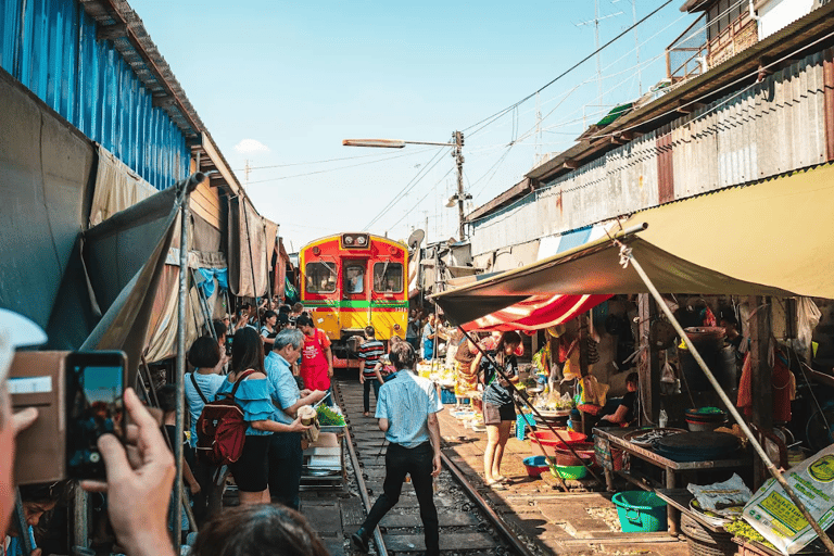 Bangkok: Maeklong Train Ride & Floating Market Boat Ride