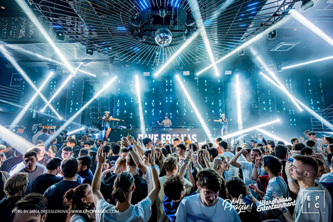 Pub Crawl z shotami i klubem nocnym w PradzePraga: Bar Crawl z przewodnikiem z shotami i wejściem do klubu nocnego