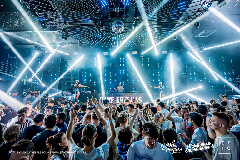 Pub Crawl z shotami i klubem nocnym w PradzePraga: Bar Crawl z przewodnikiem z shotami i wejściem do klubu nocnego