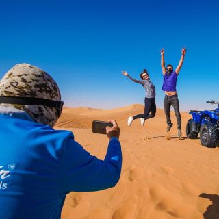 Dubai: Seikkailu Quad Bike Safari, kameliratsastus ja hiekkalautailu.