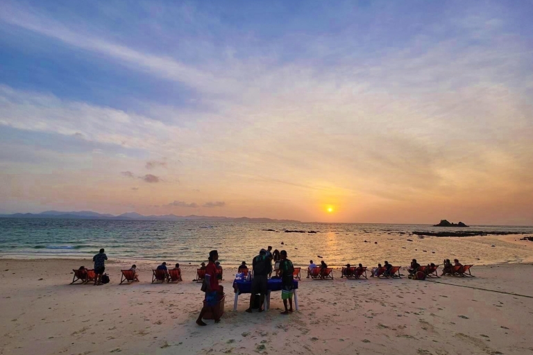Phuket: Rejs łodzią o wschodzie słońca z Phi Phi na wyspy Bamboo i KhaiZ Phuket: Phi Phi Sunrise w małej grupie i lunch w formie bufetu