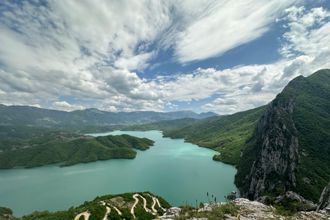 De Tirana: Caminhada no Lago Bovilla com serviço de busca no hotel