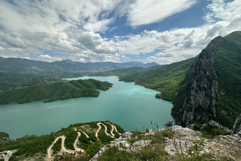De Tirana: Caminhada no Lago Bovilla com serviço de busca no hotel